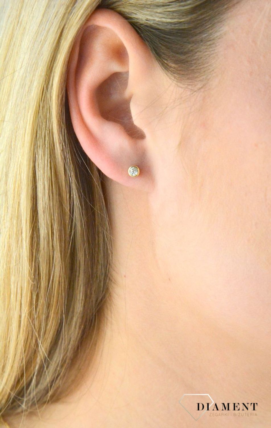 Złote kolczyki z białą cyrkonią KL 1358B. Złote kolczyki z cyrkonią. Złote kolczyki minimalistyczne. Złote kolczyki delikatne. Malutkie kolczyki z cyrko.jpg